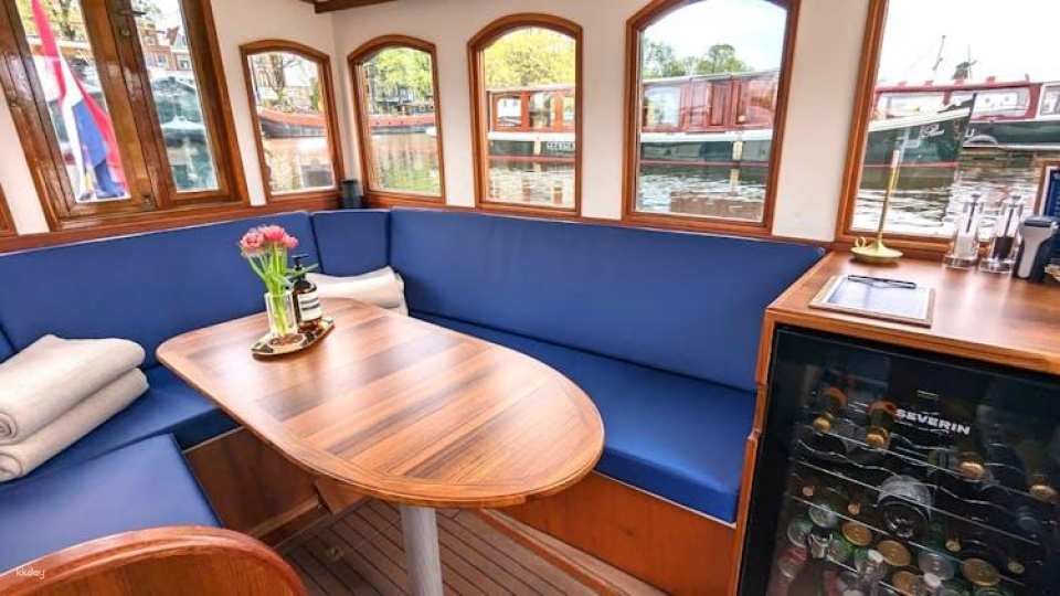 1.5-hour private guided boat tour with welcome drink