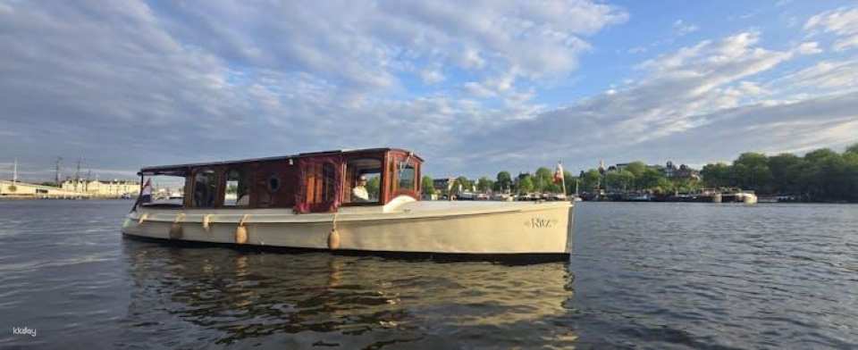 1.5-hour private guided boat tour with welcome drink