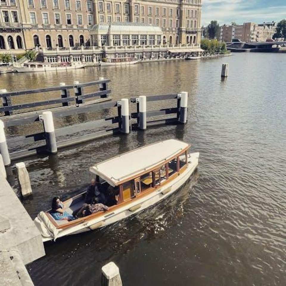 1.5-hour private guided boat tour with welcome drink