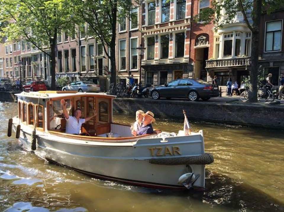 1.5-hour private guided boat tour with welcome drink