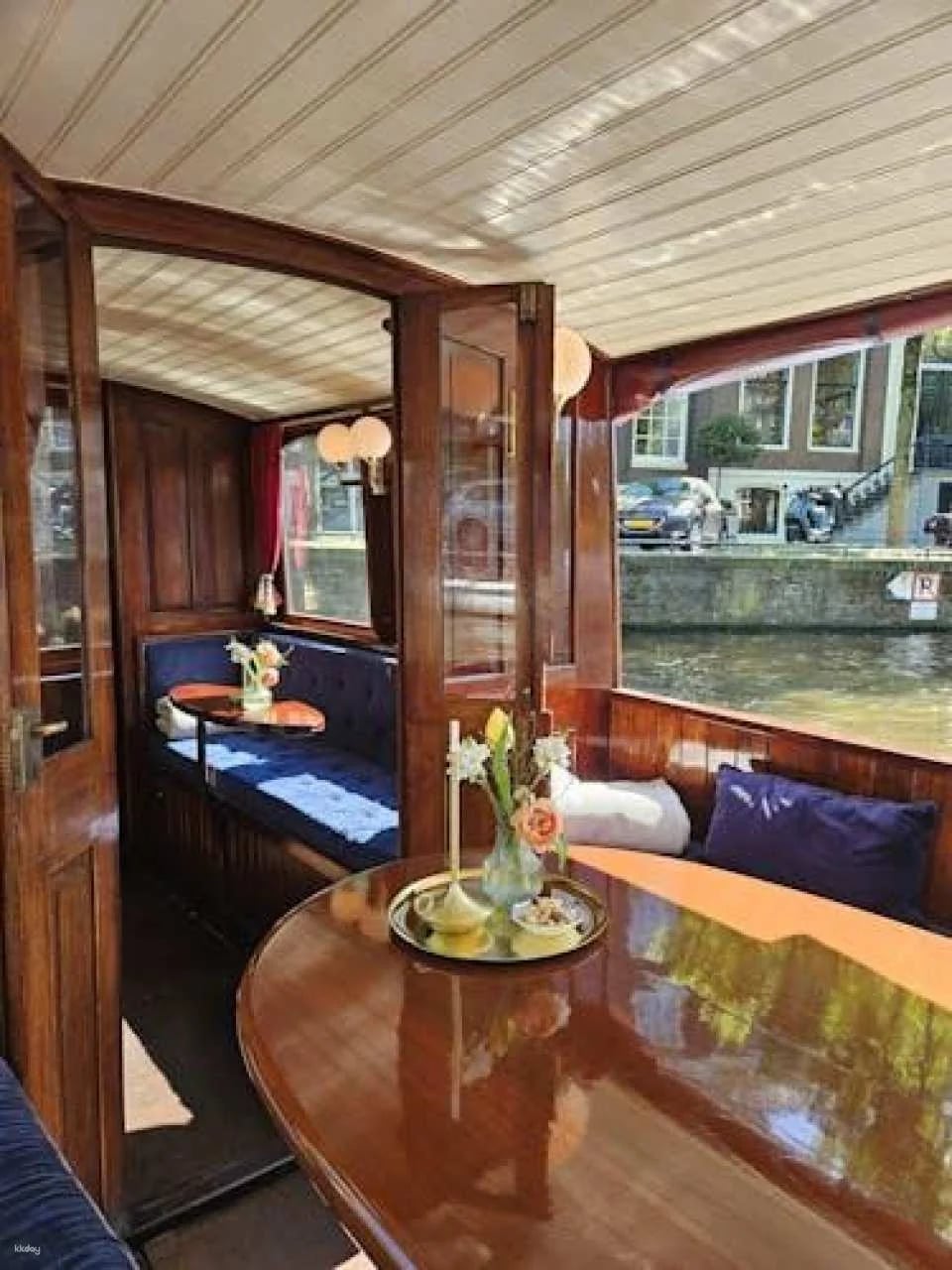 1.5-hour private guided boat tour with welcome drink