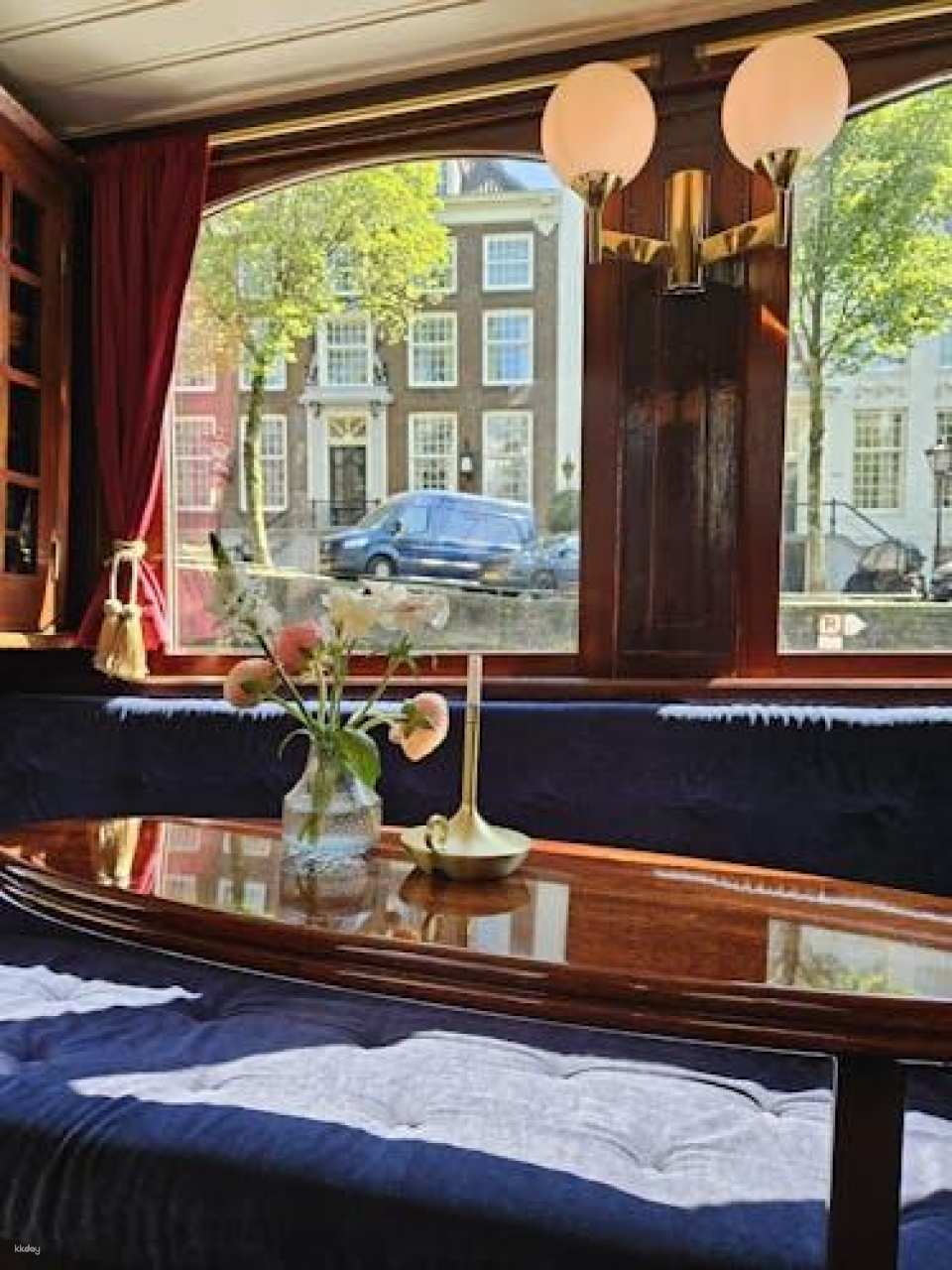 1.5-hour private guided boat tour with welcome drink