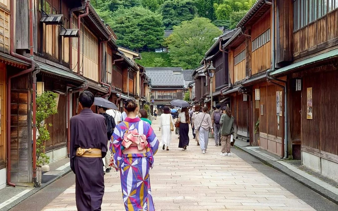 1-Day Tour from Kanazawa: Samurai, Matcha, Gardens and Geisha Image 2