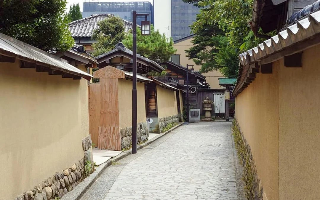 1-Day Tour from Kanazawa: Samurai, Matcha, Gardens and Geisha Image 12