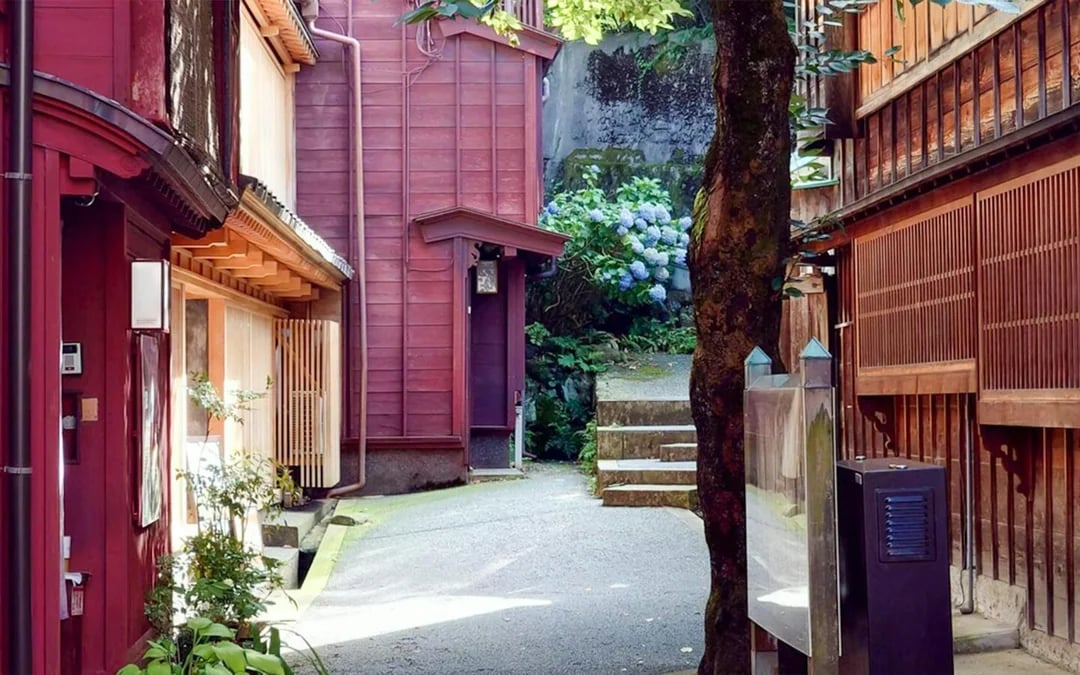 1-Day Tour from Kanazawa: Samurai, Matcha, Gardens and Geisha Image 5
