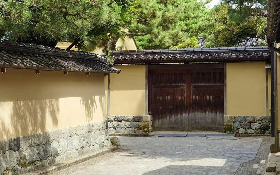 1-Day Tour from Kanazawa: Samurai, Matcha, Gardens and Geisha Image 9