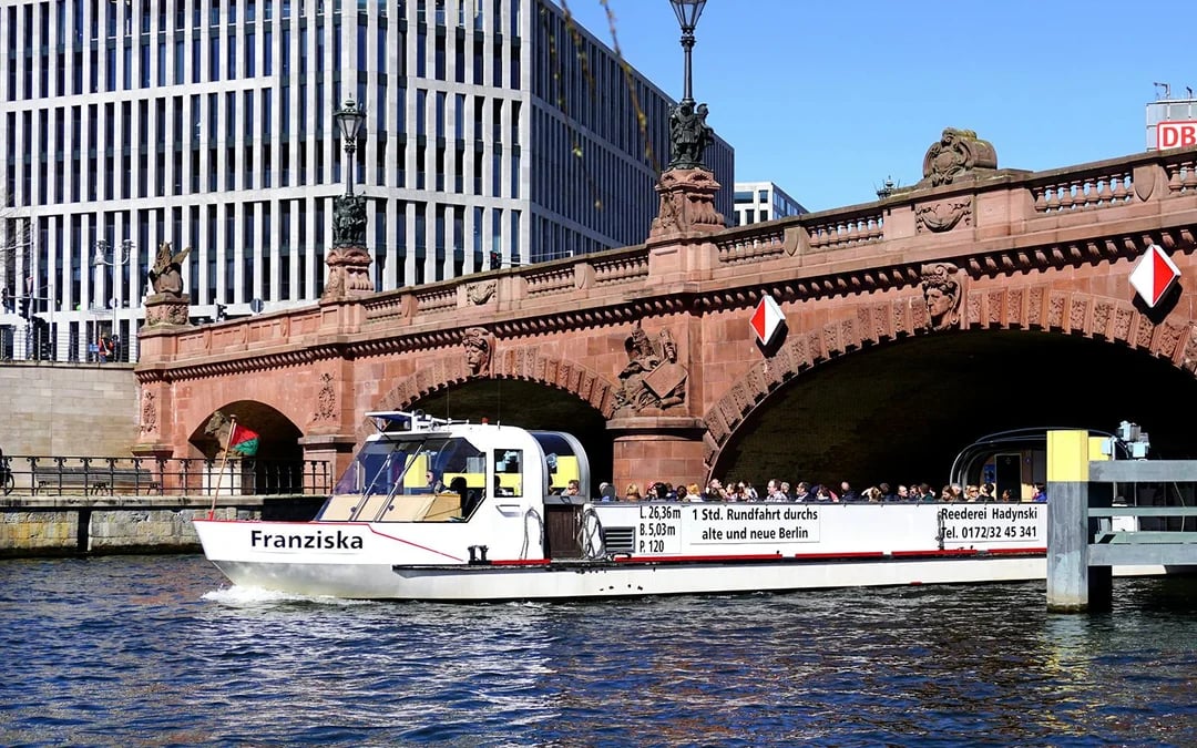 1-Hour Berlin Heated Boat Cruise with Live Commentary in German & English Image 2