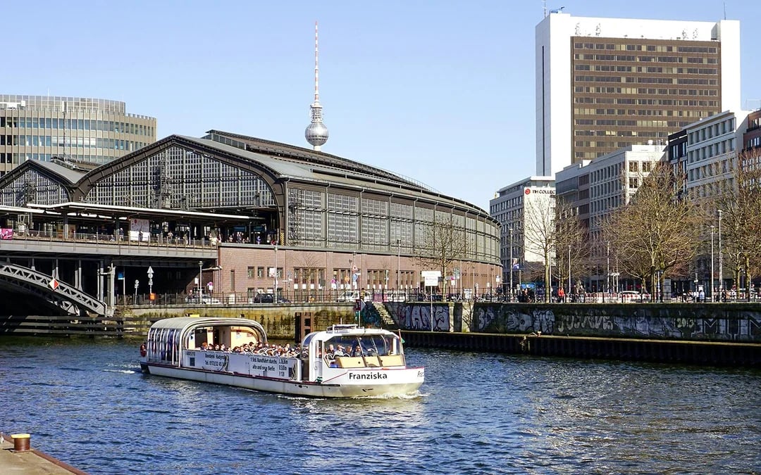 1-Hour Berlin Heated Boat Cruise with Live Commentary in German & English Image 3