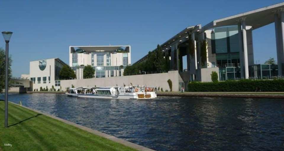 1-hour historical sightseeing cruise in Berlin