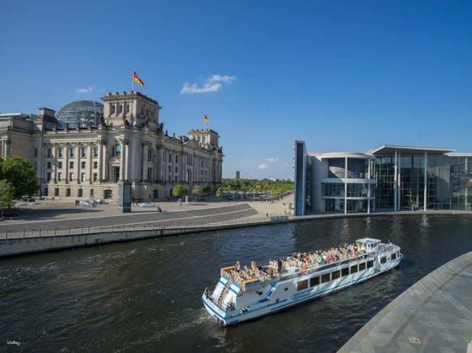 1-hour historical sightseeing cruise in Berlin