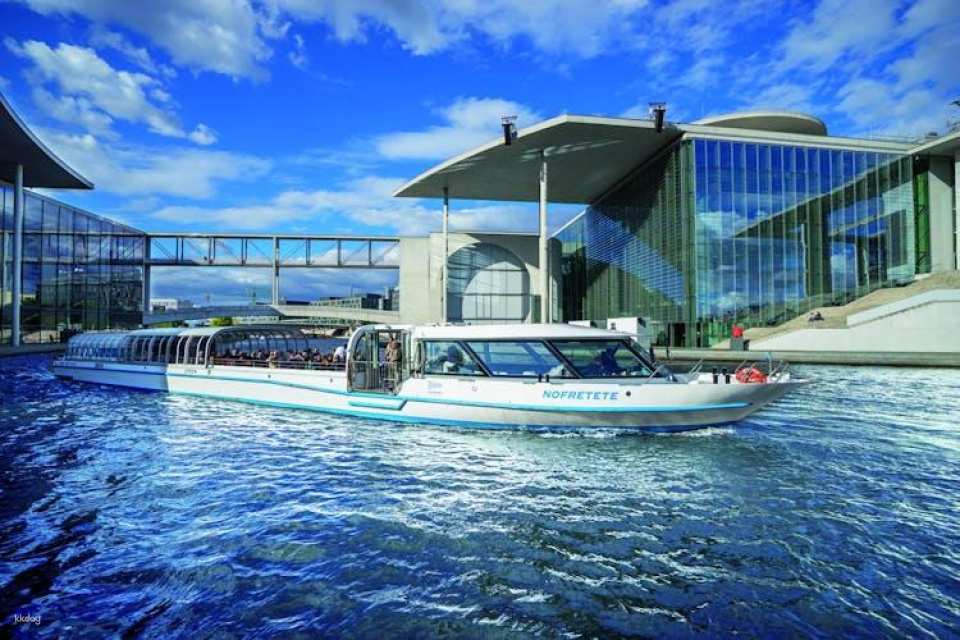 1-hour historical sightseeing cruise in Berlin