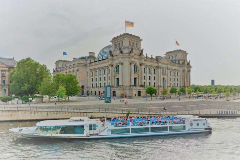 1-hour historical sightseeing cruise in Berlin