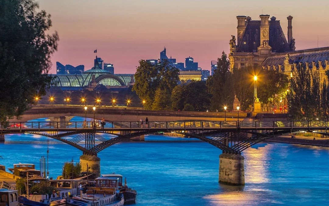 1-Hour Paris Illuminated Evening Sightseeing Cruise Image 2