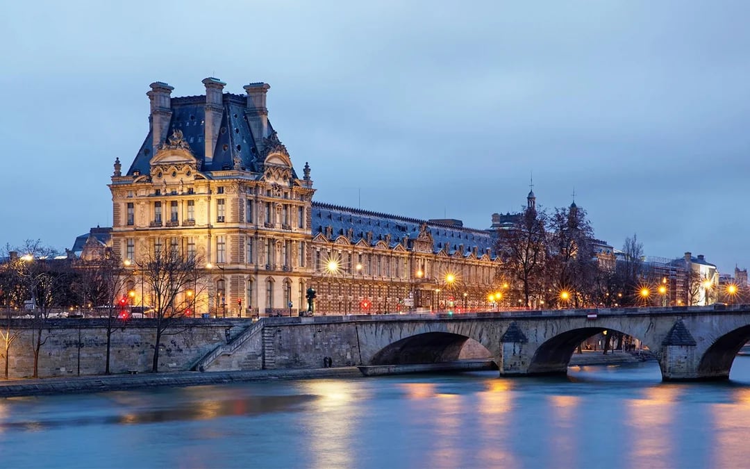 1-Hour Paris Illuminated Evening Sightseeing Cruise Image 3