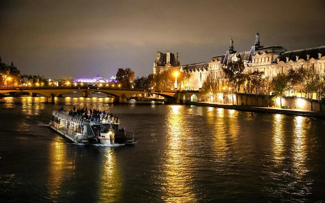 1-Hour Paris Illuminated Evening Sightseeing Cruise Image 4
