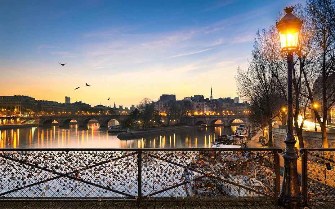 1-Hour Paris Illuminated Evening Sightseeing Cruise Image 5