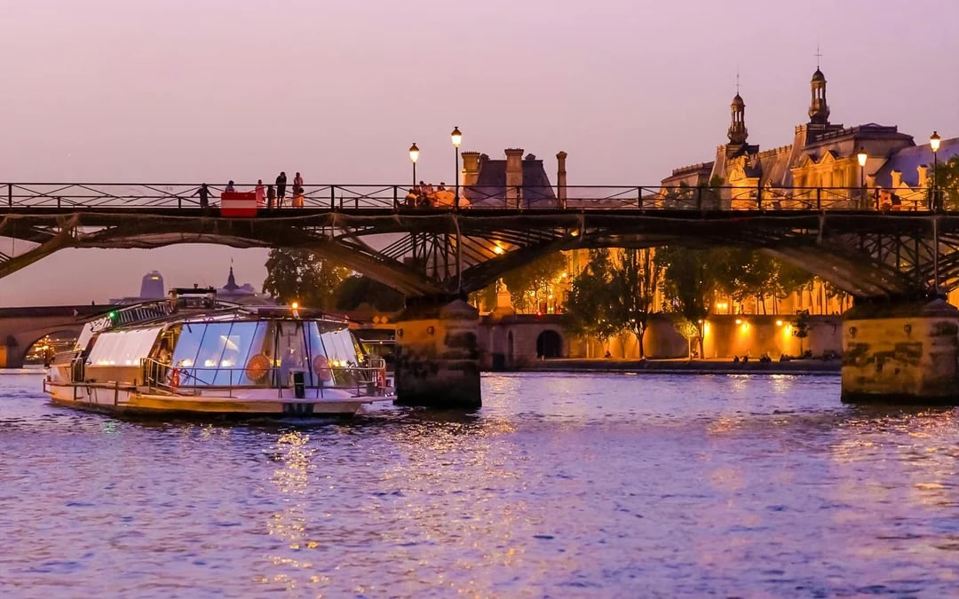 1-Hour Paris Illuminated Evening Sightseeing Cruise Image 6