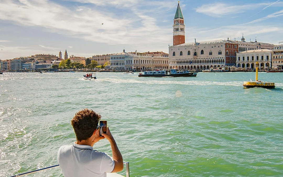 1-Hour Sightseeing Cruise on the Grand Canal Image 2