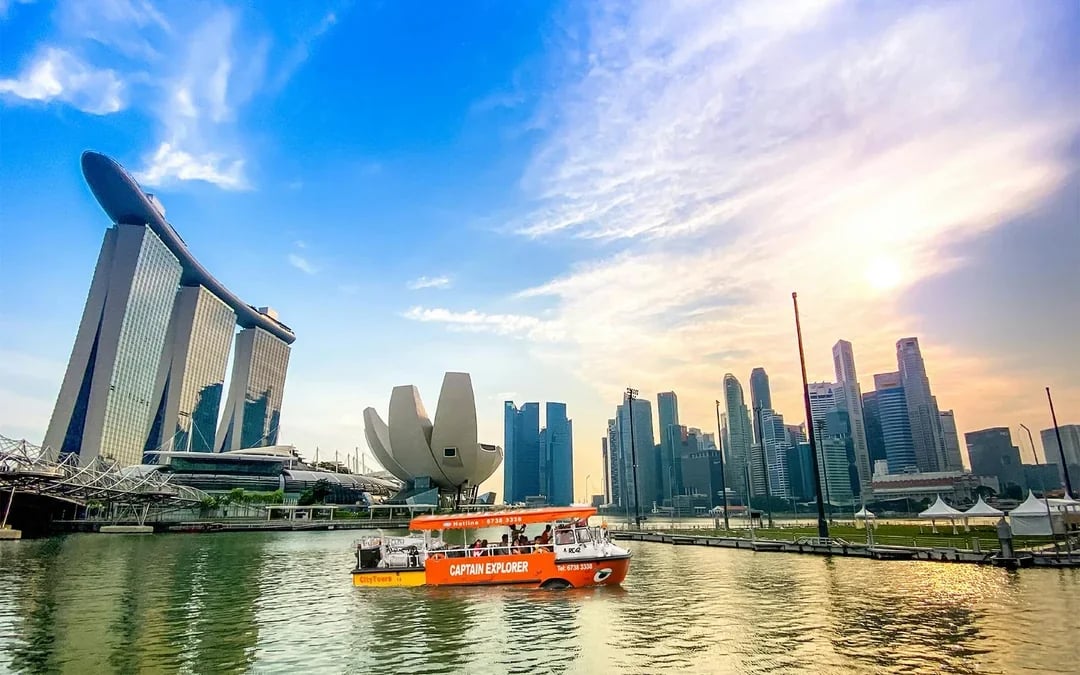 1-hour Singapore Guided Captain Explorer DUKW® Tour Image 1