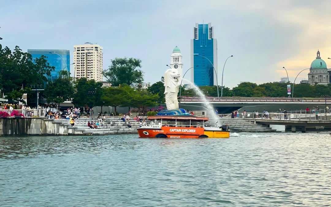 1-hour Singapore Guided Captain Explorer DUKW® Tour Image 2