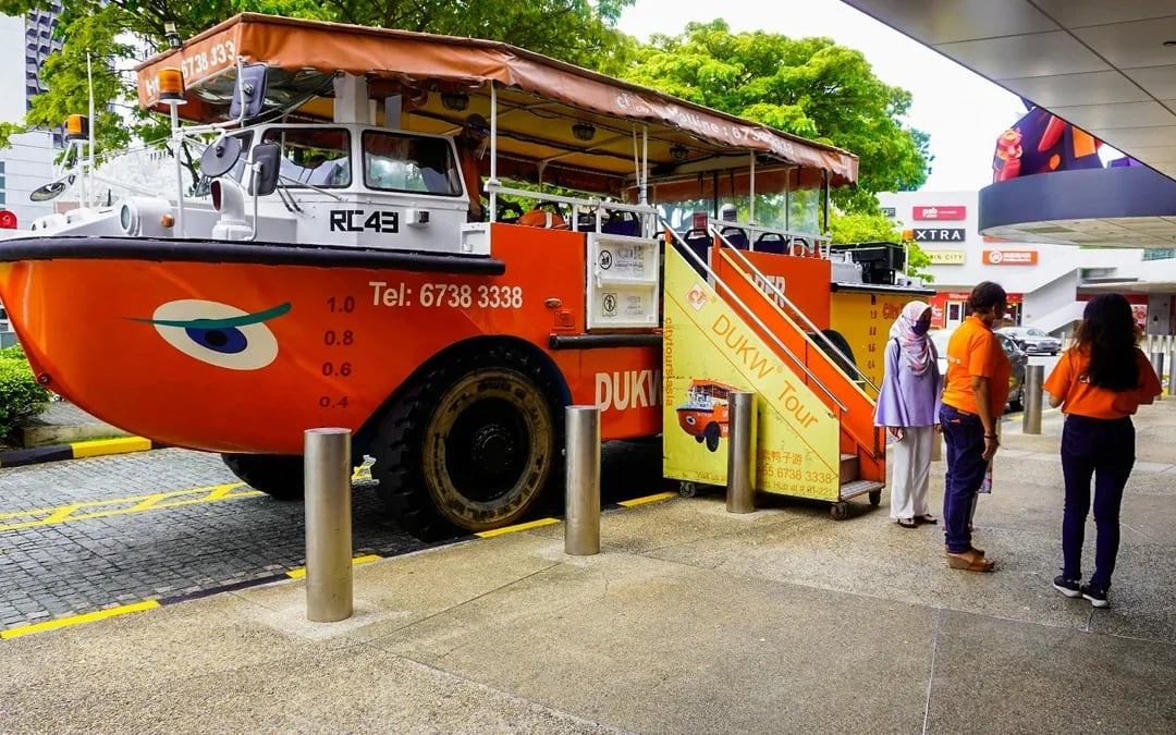 1-hour Singapore Guided Captain Explorer DUKW® Tour Image 4