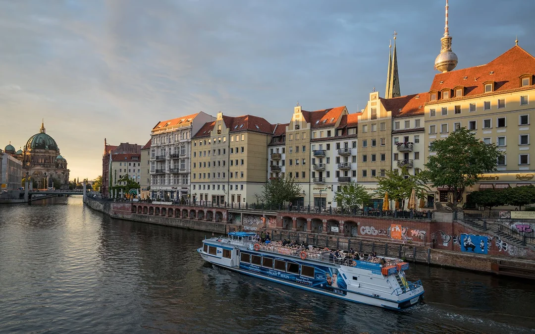 2.5-Hour City Boat Tour – Through the Center of Berlin to The West Harbor Image 2