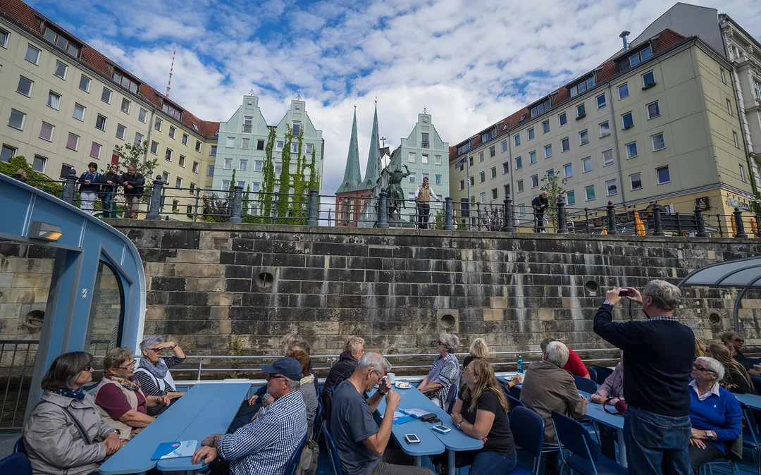 2.5-Hour City Boat Tour – Through the Center of Berlin to The West Harbor Image 4