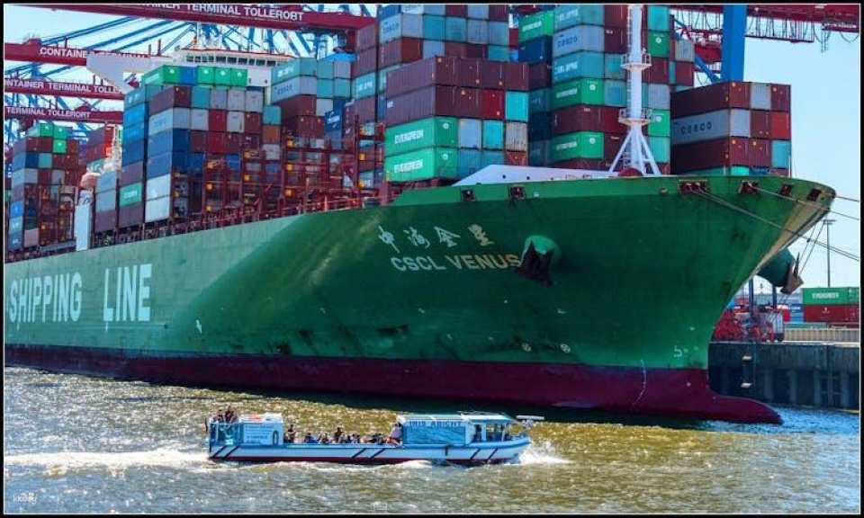 2-Hour Hamburg Port Cruise with Live Commentary