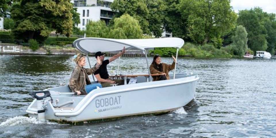 2 Hour Boat Rental Sightseeing Experience in Berlin