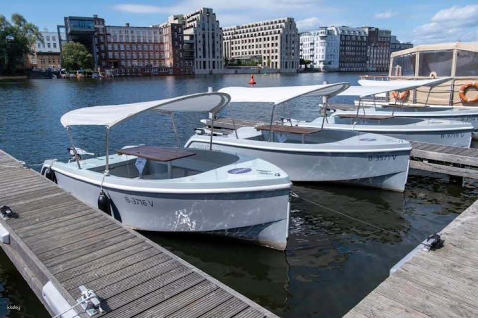 2 Hour Boat Rental Sightseeing Experience in Berlin