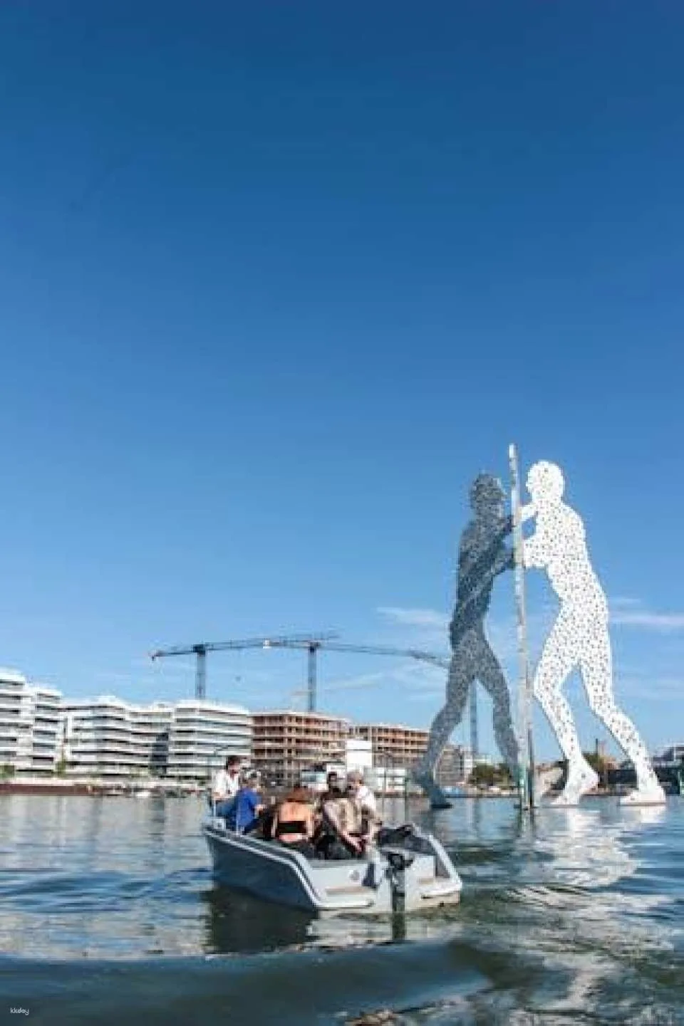 2 Hour Boat Rental Sightseeing Experience in Berlin