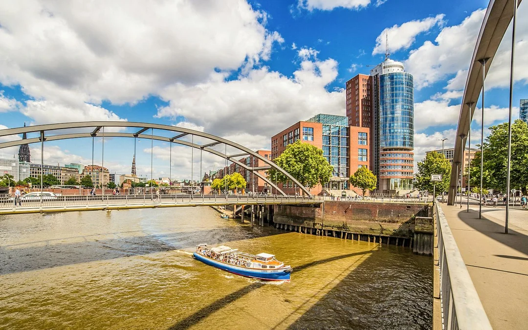 2-Hour Harbor Cruise in Hamburg with Live Commentary in German Image 1