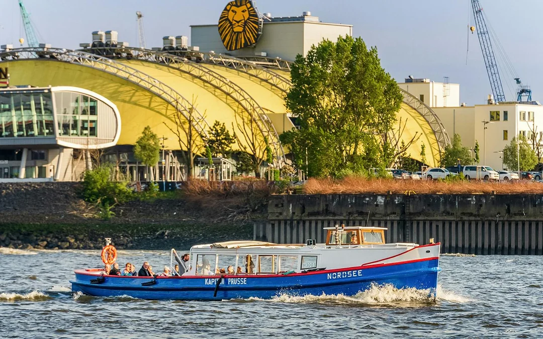 2-Hour Harbor Cruise in Hamburg with Live Commentary in German Image 2