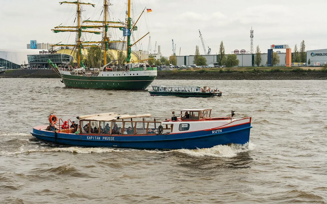 2-Hour Harbor Cruise in Hamburg with Live Commentary in German Image 3