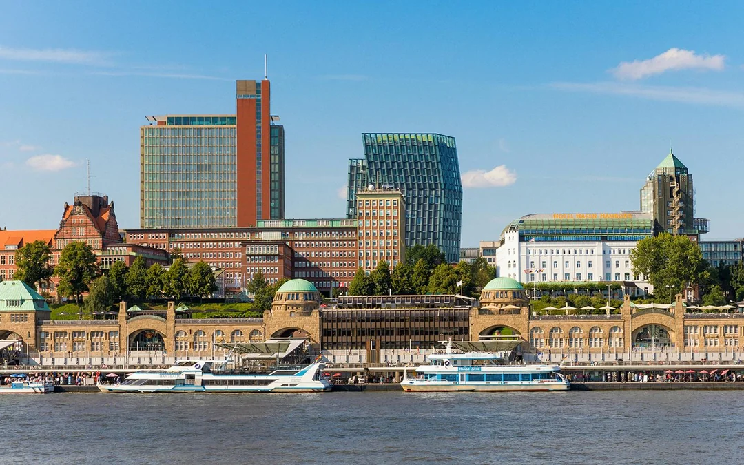 2-Hour Harbor Cruise in Hamburg with Live Commentary in German Image 4