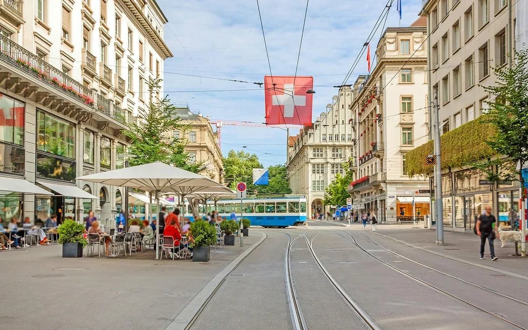 2-Hour Zürich Sightseeing Bus Tour Image 2