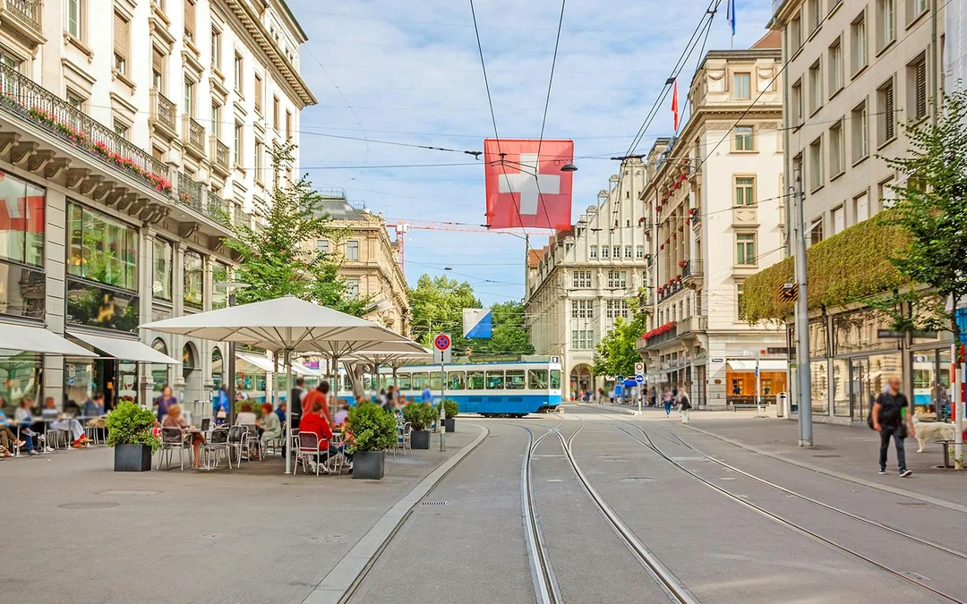 2-Hour Zürich Sightseeing Bus Tour Image 2