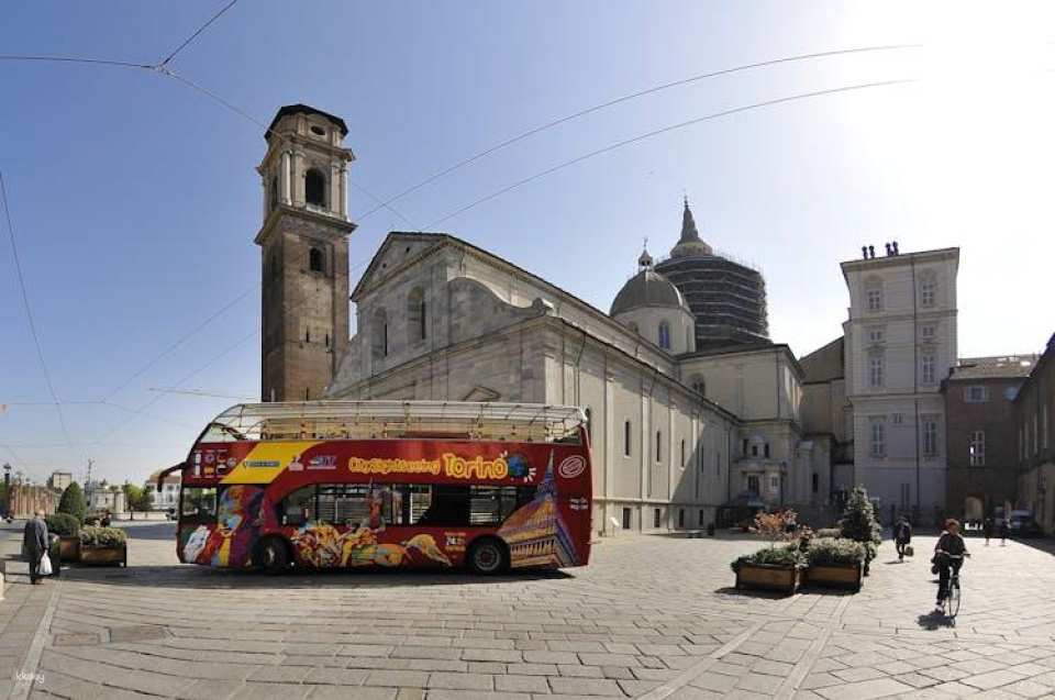 24 or 48-hour hop-on hop-off bus with M**Bun meal