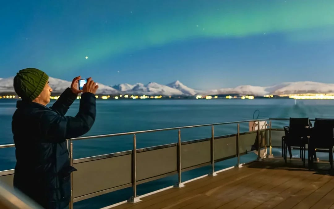 3.5-Hour Electric Northern Lights Guided Cruise with Light Meals Image 7