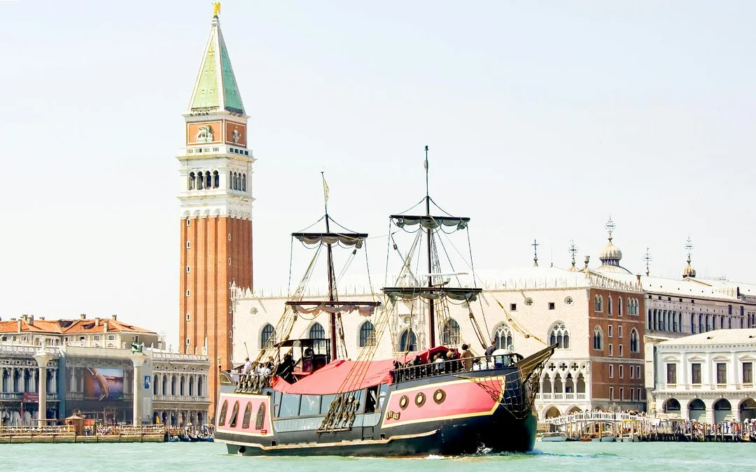 3-Hour Galleon Dinner Cruise in Venice Image 1