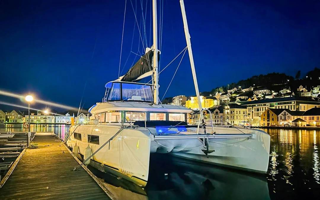 3-Hour Northern Lights Guided Tour on a Luxury Catamaran Image 1