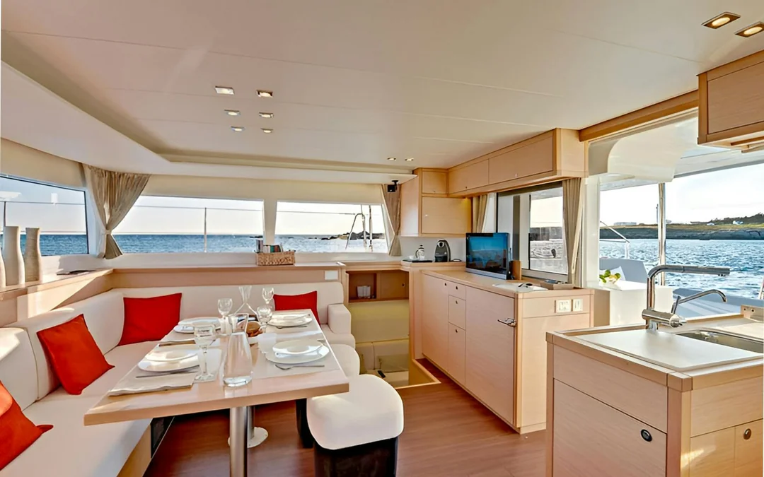 3-Hour Northern Lights Guided Tour on a Luxury Catamaran Image 5