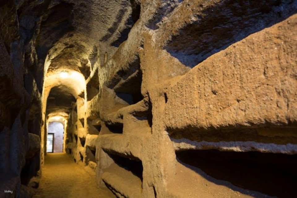 4-hour bike rental with Catacombs guided tour