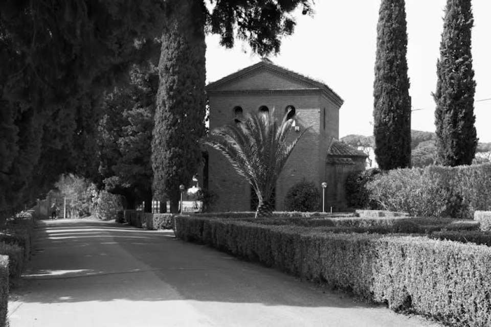 4-hour bike rental with Catacombs guided tour