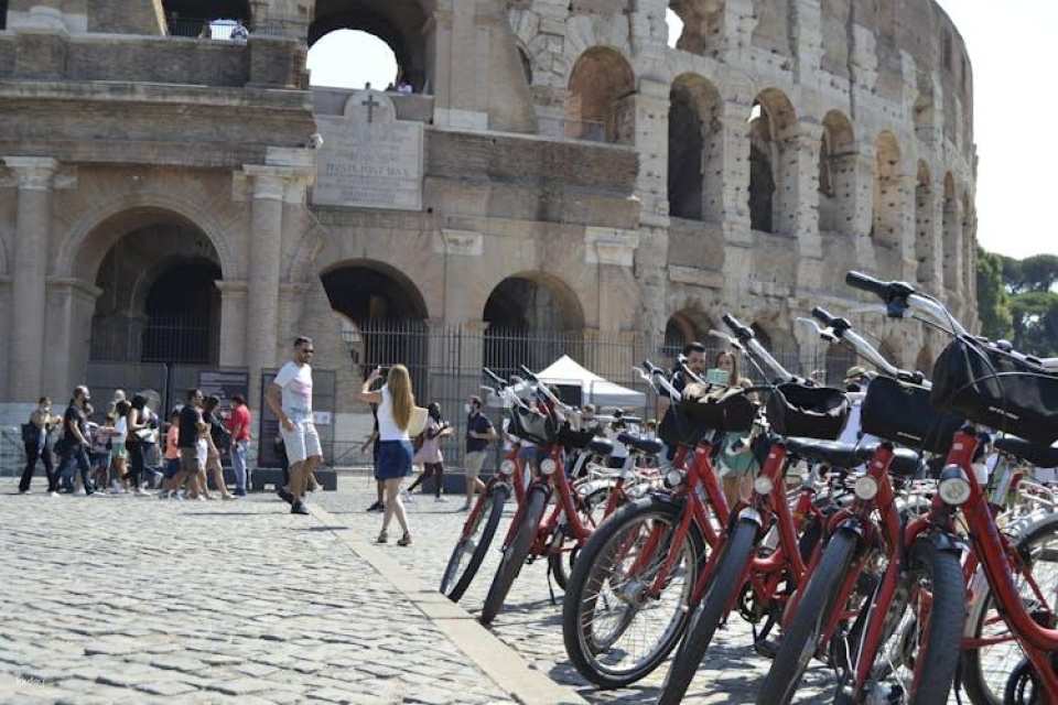 4-hour bike rental with Catacombs guided tour