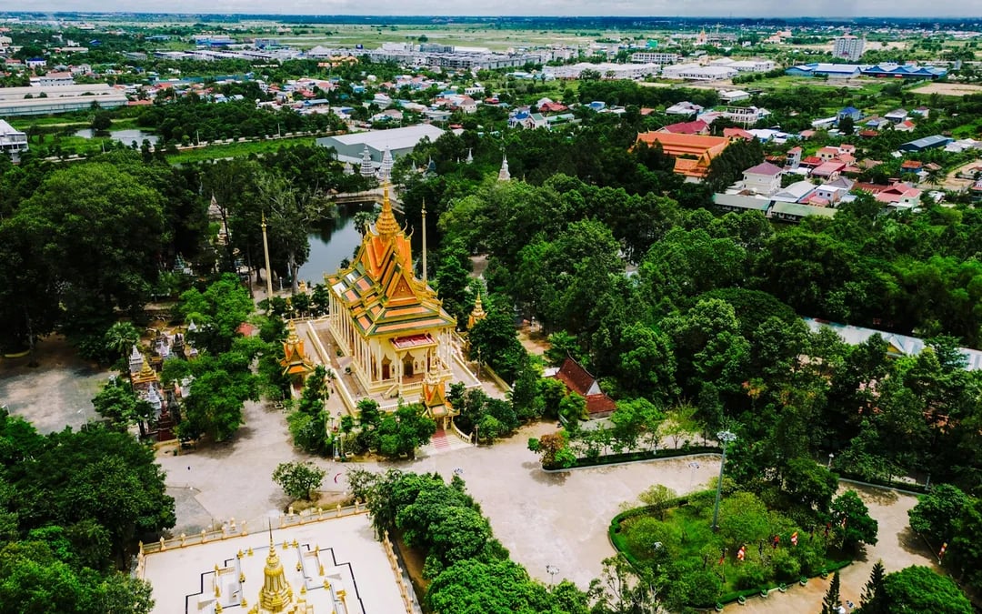 8-Day Mekong Delta and Angkor Wat Guided Tour with Internal Flights Image 4