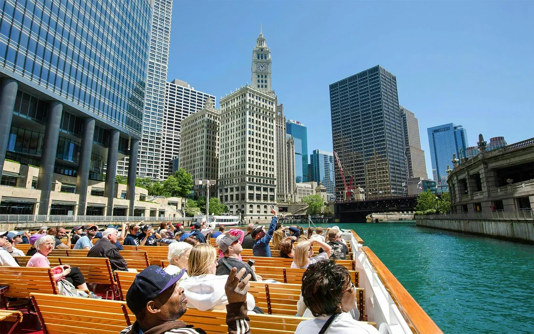 90-min Chicago River Architecture Cruise by Wendella Image 2