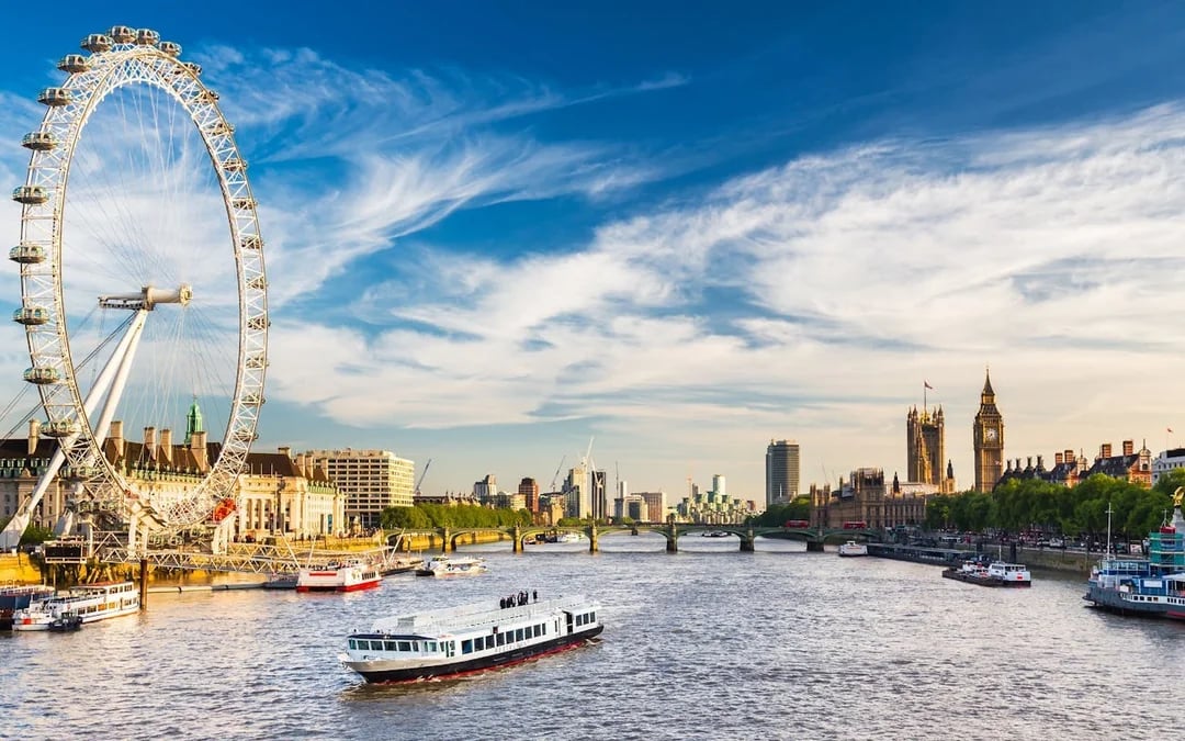 Afternoon Tea Sightseeing Tour with PG Tips (Lower deck) & London Eye Image 3