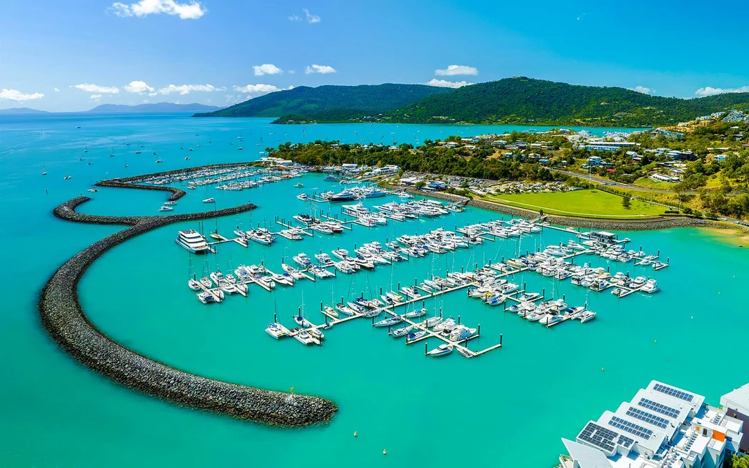 Airlie Beach: Whitsunday Islands Sail, SUP & Snorkel Premium Cruise with Lunch Image 9