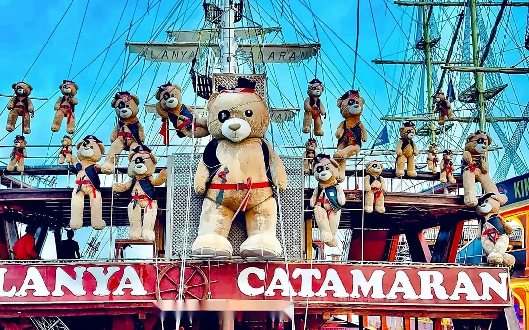 Alanya Catamaran Cruise with BBQ Lunch, Soft Drinks & Round-Trip Hotel Transfers Image 7